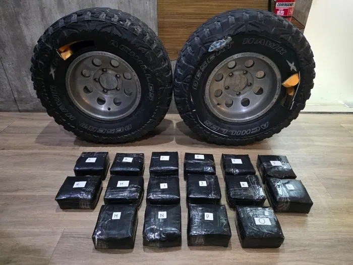Petugas Ditresnarkoba Polda Metro Jaya menunjukkan barang bukti 16 kilogram sabu yang disembunyikan di dalam ban mobil usai menangkap dua pelaku di Bojongsari, Depok, Jawa Barat. (Posnews/Ist)