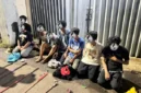 Petugas Brimob dan Polres Metro Jakarta Timur mengamankan remaja beserta senjata tajam saat menggagalkan tawuran di Jalan Raya Tengah. (Posnews/Ist)
