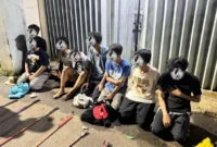 Petugas Brimob dan Polres Metro Jakarta Timur mengamankan remaja beserta senjata tajam saat menggagalkan tawuran di Jalan Raya Tengah. (Posnews/Ist)