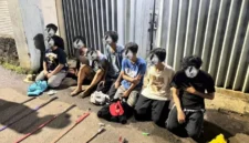 Petugas Brimob dan Polres Metro Jakarta Timur mengamankan remaja beserta senjata tajam saat menggagalkan tawuran di Jalan Raya Tengah. (Posnews/Ist)