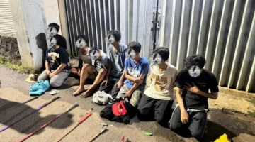 Petugas Brimob dan Polres Metro Jakarta Timur mengamankan remaja beserta senjata tajam saat menggagalkan tawuran di Jalan Raya Tengah. (Posnews/Ist)