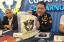 Petugas Bea Cukai Bandara Soekarno Hatta menunjukkan barang bukti emas yang diselundupkan dalam popok. (Posnews/Ist)