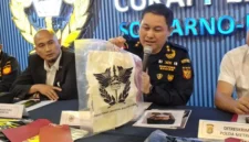 Petugas Bea Cukai Bandara Soekarno Hatta menunjukkan barang bukti emas yang diselundupkan dalam popok. (Posnews/Ist)