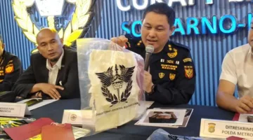 Petugas Bea Cukai Bandara Soekarno Hatta menunjukkan barang bukti emas yang diselundupkan dalam popok. (Posnews/Ist)