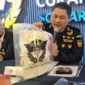 Petugas Bea Cukai Bandara Soekarno Hatta menunjukkan barang bukti emas yang diselundupkan dalam popok. (Posnews/Ist)