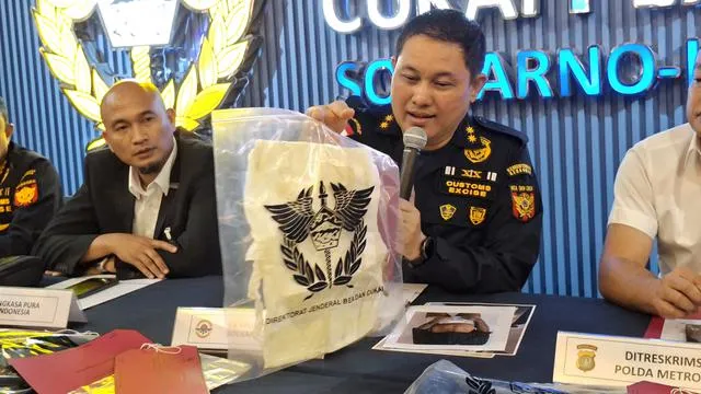 Petugas Bea Cukai Bandara Soekarno Hatta menunjukkan barang bukti emas yang diselundupkan dalam popok. (Posnews/Ist)