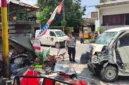 Petugas kepolisian mengevakuasi korban kecelakaan mobil SPPG yang menabrak dua pedagang gerobak di Jalan Pulau Kalimantan Raya, Bekasi Timur, Kota Bekasi. (Posnews/Ist)
