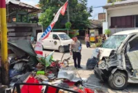 Petugas kepolisian mengevakuasi korban kecelakaan mobil SPPG yang menabrak dua pedagang gerobak di Jalan Pulau Kalimantan Raya, Bekasi Timur, Kota Bekasi. (Posnews/Ist)
