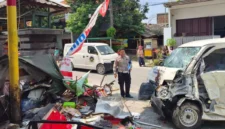 Petugas kepolisian mengevakuasi korban kecelakaan mobil SPPG yang menabrak dua pedagang gerobak di Jalan Pulau Kalimantan Raya, Bekasi Timur, Kota Bekasi. (Posnews/Ist)