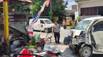 Petugas kepolisian mengevakuasi korban kecelakaan mobil SPPG yang menabrak dua pedagang gerobak di Jalan Pulau Kalimantan Raya, Bekasi Timur, Kota Bekasi. (Posnews/Ist)