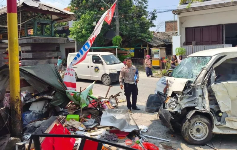 Petugas kepolisian mengevakuasi korban kecelakaan mobil SPPG yang menabrak dua pedagang gerobak di Jalan Pulau Kalimantan Raya, Bekasi Timur, Kota Bekasi. (Posnews/Ist)