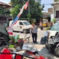Petugas kepolisian mengevakuasi korban kecelakaan mobil SPPG yang menabrak dua pedagang gerobak di Jalan Pulau Kalimantan Raya, Bekasi Timur, Kota Bekasi. (Posnews/Ist)