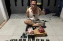 Petugas Bareskrim Polri menunjukkan barang bukti 98 cartridge vape berisi etomidate usai menangkap kurir narkoba di Ciledug, Kota Tangerang. (Posnews/Ist)
