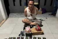 Petugas Bareskrim Polri menunjukkan barang bukti 98 cartridge vape berisi etomidate usai menangkap kurir narkoba di Ciledug, Kota Tangerang. (Posnews/Ist)