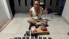 Petugas Bareskrim Polri menunjukkan barang bukti 98 cartridge vape berisi etomidate usai menangkap kurir narkoba di Ciledug, Kota Tangerang. (Posnews/Ist)