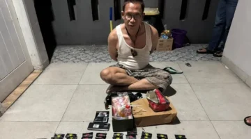 Petugas Bareskrim Polri menunjukkan barang bukti 98 cartridge vape berisi etomidate usai menangkap kurir narkoba di Ciledug, Kota Tangerang. (Posnews/Ist)