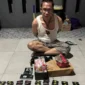 Petugas Bareskrim Polri menunjukkan barang bukti 98 cartridge vape berisi etomidate usai menangkap kurir narkoba di Ciledug, Kota Tangerang. (Posnews/Ist)
