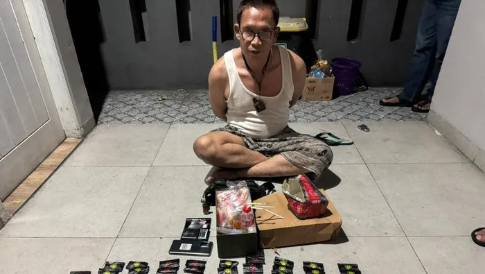 Petugas Bareskrim Polri menunjukkan barang bukti 98 cartridge vape berisi etomidate usai menangkap kurir narkoba di Ciledug, Kota Tangerang. (Posnews/Ist)
