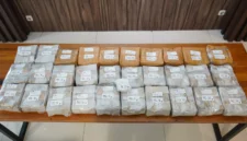 Petugas Polda Metro Jaya memperlihatkan barang bukti sabu 32 kilogram asal Malaysia yang disita di Bekasi dan Jakarta Utara. (Posnews/ist)