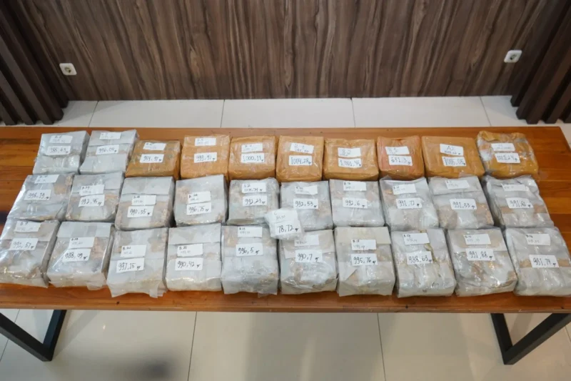 Petugas Polda Metro Jaya memperlihatkan barang bukti sabu 32 kilogram asal Malaysia yang disita di Bekasi dan Jakarta Utara. (Posnews/ist)