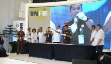 Petugas Kejagung memusnahkan jam tangan mewah palsu sitaan kasus korupsi Asabri milik Jimmy Sutopo di BPA Fair 2026 Jakarta. (Posnews/Ist)