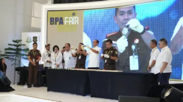 Petugas Kejagung memusnahkan jam tangan mewah palsu sitaan kasus korupsi Asabri milik Jimmy Sutopo di BPA Fair 2026 Jakarta. (Posnews/Ist)