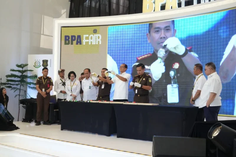 Petugas Kejagung memusnahkan jam tangan mewah palsu sitaan kasus korupsi Asabri milik Jimmy Sutopo di BPA Fair 2026 Jakarta. (Posnews/Ist)