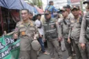 Petugas Satpol PP DKI Jakarta menertibkan lapak pedagang hewan kurban yang berdiri di atas trotoar kawasan Jakarta Pusat.
(Posnews/Ist)