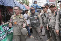 Petugas Satpol PP DKI Jakarta menertibkan lapak pedagang hewan kurban yang berdiri di atas trotoar kawasan Jakarta Pusat.
(Posnews/Ist)