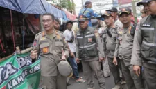 Petugas Satpol PP DKI Jakarta menertibkan lapak pedagang hewan kurban yang berdiri di atas trotoar kawasan Jakarta Pusat.
(Posnews/Ist)
