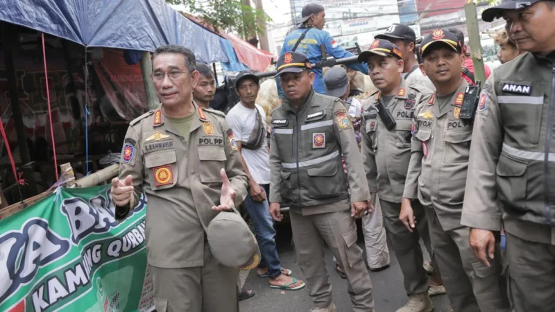 Petugas Satpol PP DKI Jakarta menertibkan lapak pedagang hewan kurban yang berdiri di atas trotoar kawasan Jakarta Pusat.
(Posnews/Ist)
