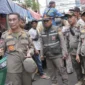 Petugas Satpol PP DKI Jakarta menertibkan lapak pedagang hewan kurban yang berdiri di atas trotoar kawasan Jakarta Pusat.
(Posnews/Ist)