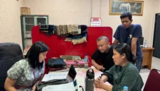 Petugas Subdit IV Dittipidnarkoba Bareskrim Polri saat melimpahkan tersangka dan barang bukti kasus narkoba ke Kejaksaan Negeri Jakarta Utara. (Posnews/Ist)