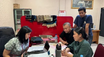 Petugas Subdit IV Dittipidnarkoba Bareskrim Polri saat melimpahkan tersangka dan barang bukti kasus narkoba ke Kejaksaan Negeri Jakarta Utara. (Posnews/Ist)