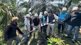 Petugas memeriksa lokasi kabel SUTET putus di Muaro Jambi. (Posnews/Ist)