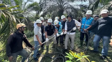 Petugas memeriksa lokasi kabel SUTET putus di Muaro Jambi. (Posnews/Ist)