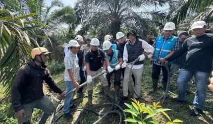 Petugas memeriksa lokasi kabel SUTET putus di Muaro Jambi
