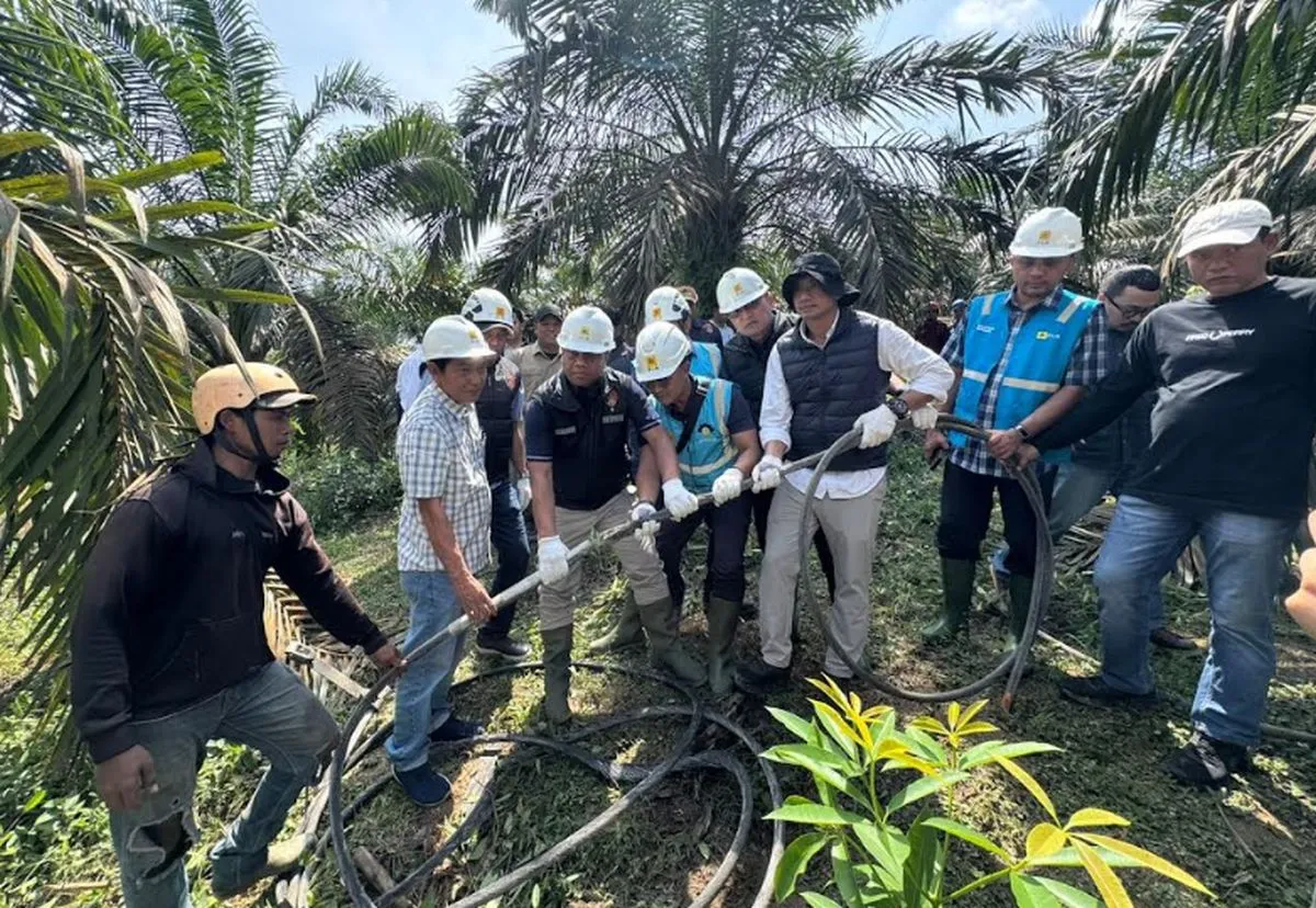 Petugas memeriksa lokasi kabel SUTET putus di Muaro Jambi. (Posnews/Ist)