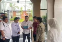Petugas Bapenda Kabupaten Tangerang memasang stiker peringatan pada restoran penunggak pajak di kawasan Kelapa Dua, Tangerang, Banten. (Posnews/Net)