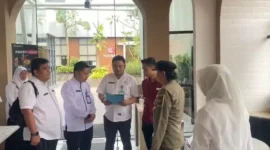 Petugas Bapenda Kabupaten Tangerang memasang stiker peringatan pada restoran penunggak pajak di kawasan Kelapa Dua, Tangerang, Banten. (Posnews/Net)