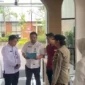 Petugas Bapenda Kabupaten Tangerang memasang stiker peringatan pada restoran penunggak pajak di kawasan Kelapa Dua, Tangerang, Banten. (Posnews/Net)