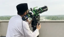 Petugas Kementerian Agama melakukan pemantauan hilal menjelang sidang isbat penetapan awal Zulhijah 1447 Hijriah dan Idul Adha 2026. (Posnews/Kemenag)