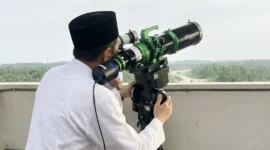 Petugas Kementerian Agama melakukan pemantauan hilal menjelang sidang isbat penetapan awal Zulhijah 1447 Hijriah dan Idul Adha 2026. (Posnews/Kemenag)