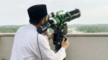 Petugas Kementerian Agama melakukan pemantauan hilal menjelang sidang isbat penetapan awal Zulhijah 1447 Hijriah dan Idul Adha 2026. (Posnews/Kemenag)