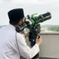 Petugas Kementerian Agama melakukan pemantauan hilal menjelang sidang isbat penetapan awal Zulhijah 1447 Hijriah dan Idul Adha 2026. (Posnews/Kemenag)