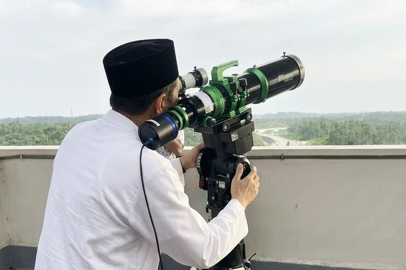 Petugas Kementerian Agama melakukan pemantauan hilal menjelang sidang isbat penetapan awal Zulhijah 1447 Hijriah dan Idul Adha 2026. (Posnews/Kemenag)