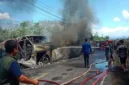 Petugas mengevakuasi korban tabrakan maut bus ALS dan truk tangki yang terbakar di Jalan Lintas Sumatera, Muratara, Sumatera Selatan. (Posnews/Ist)