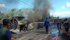 Petugas mengevakuasi korban tabrakan maut bus ALS dan truk tangki yang terbakar di Jalan Lintas Sumatera, Muratara, Sumatera Selatan. (Posnews/Ist)