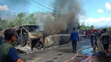 Petugas mengevakuasi korban tabrakan maut bus ALS dan truk tangki yang terbakar di Jalan Lintas Sumatera, Muratara, Sumatera Selatan. (Posnews/Ist)