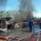 Petugas mengevakuasi korban tabrakan maut bus ALS dan truk tangki yang terbakar di Jalan Lintas Sumatera, Muratara, Sumatera Selatan. (Posnews/Ist)
